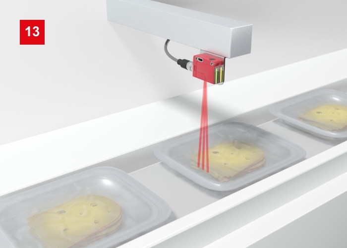 Referenztaster DRT für Tray-Erkennung von oben in Mehrspurtransport bei Lebensmittelverarbeitung
