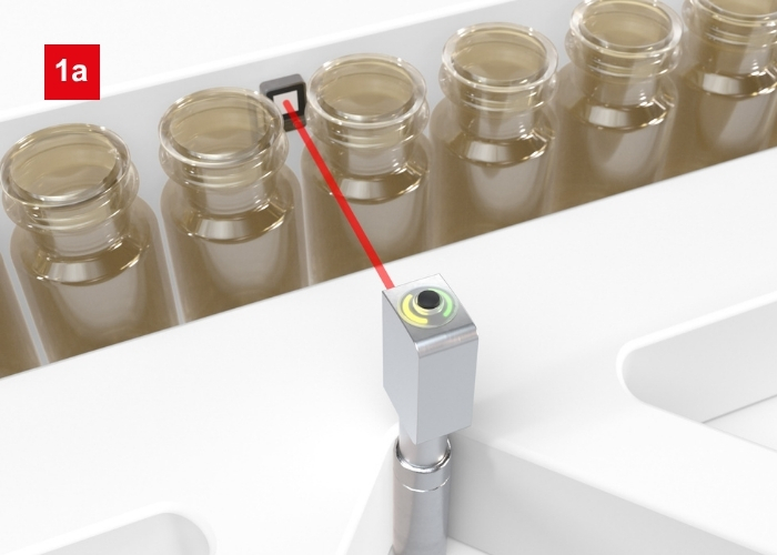Klarglas-Sensor PRK55 zur Vial-Erkennung in Single-Lane-Transport in der Pharmaabfüllung