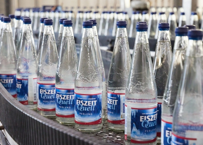 Mineralwasserflaschen auf einem Förderband in einer Abfüllanlage